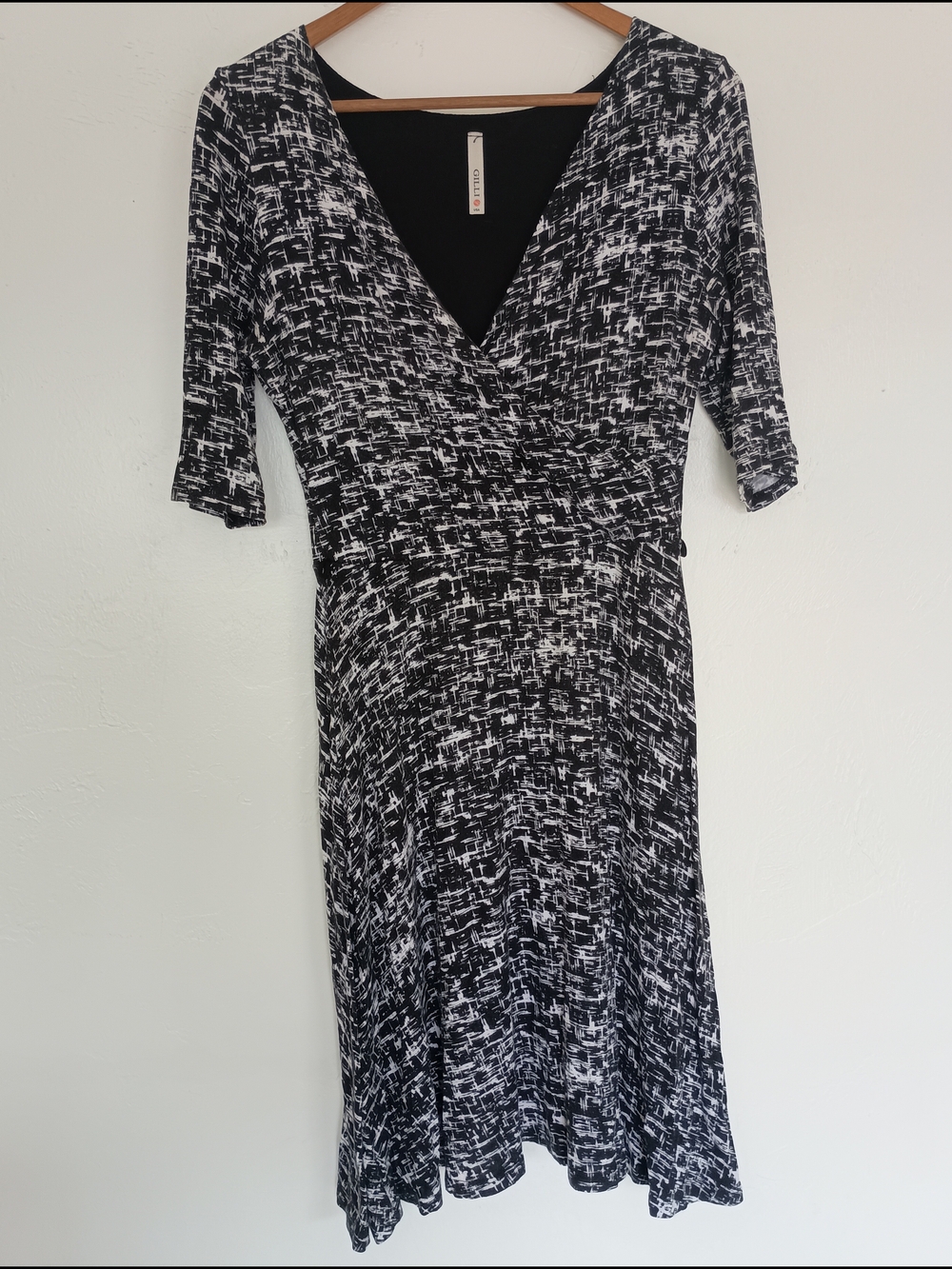Gilli Black & White V-Neck Midi Faux Wrap Dress - Missing Belt